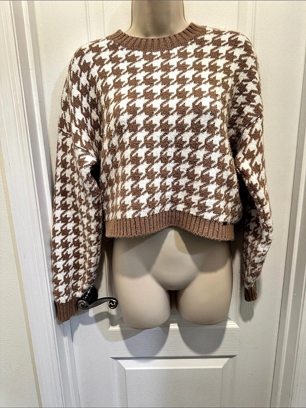 Hollister Houndstooth Dark Tan and Ivory Cropped Sweater XS